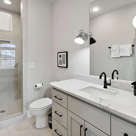 West End Oasis-new Building & Rooftop Views Holiday home *