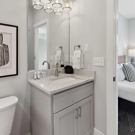 West End Oasis-new Building & Rooftop Views Holiday home Nashville
