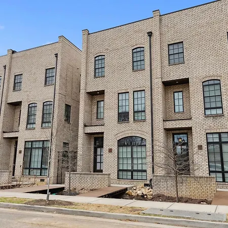 Holiday home West End Oasis-new Building & Rooftop Views