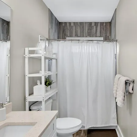 Speakeasy Game Room, Hot Tub, Fire Pit, King Bed - Close To Downtown *