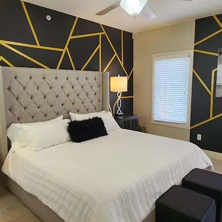 The Johnny Cash - Music Row District - Free Garage Parking - King Bed Apartment *