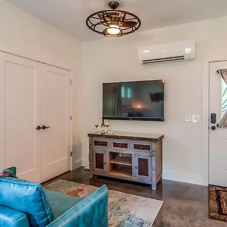 Rustic Walkable To Music Row! By Local Apartment *