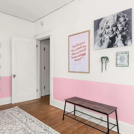 Dolly's Music Row Hideaway - Walkable Location Apartment *