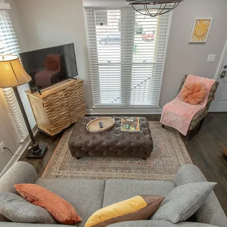 Apartment Steps From Hillsboro Village, Downtown 9 Mins Away *