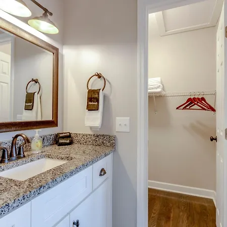 Apartment Steps From Hillsboro Village, Downtown 9 Mins Away Nashville