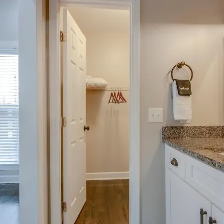 Steps From Hillsboro Village, Downtown 9 Mins Away Apartment