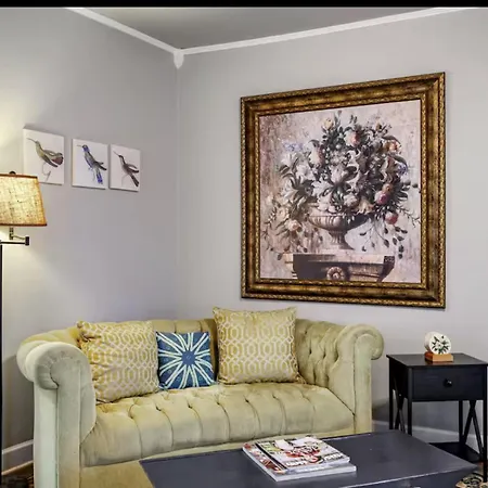 Guest house Peaceful Private Cottage, Walk To Park & 5 Mins To Downtown 4*