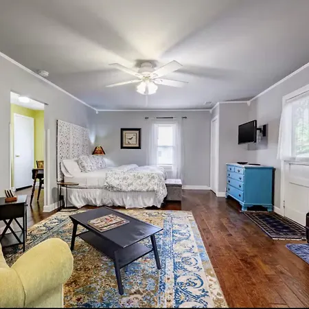 Peaceful Private Cottage, Walk To Park & 5 Mins To Downtown Guest house Nashville