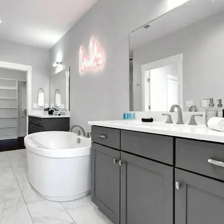 Lux Retreat 12 Beds Games Bar Holiday home Nashville