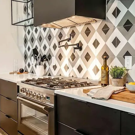 Close To The Gulch - Book Today * Nashville