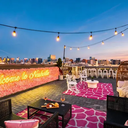 Luxury Retreat: Rooftop Hot Tub Double Deck & Game *