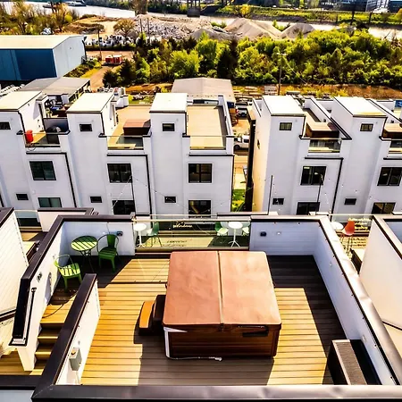 Holiday home New Nash Eras - 15 Beds - Hot Tub On Rooftop Deck *