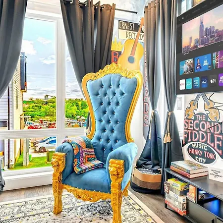 New We Roll Rooftop - Hot Tub With Views - 13 Beds Holiday home Nashville
