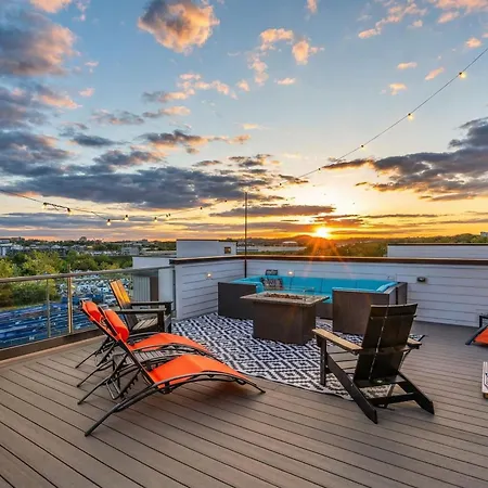 New We Roll Rooftop - Hot Tub With Views - 13 Beds *