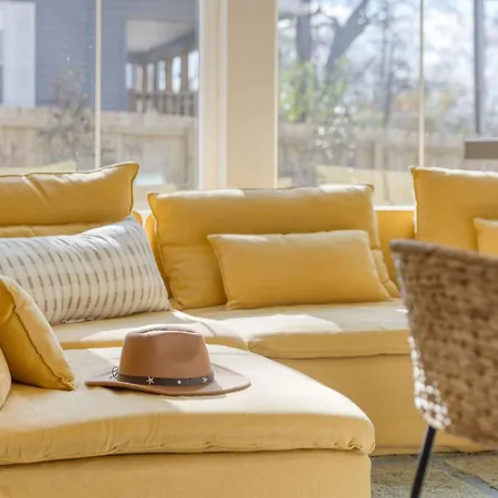 Minutes To Broadway Chic Newly Built 4bdr W Balcony 98 Degrees By Avantstay Holiday home