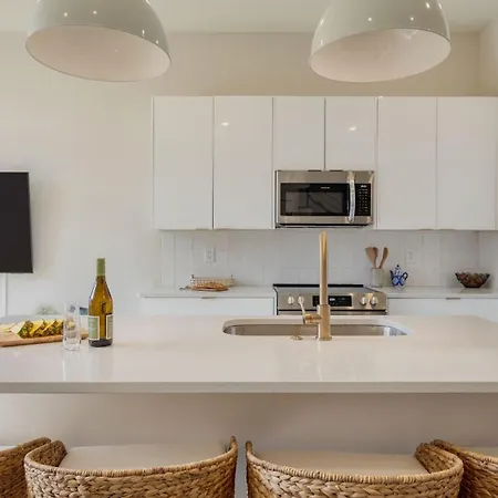 Minutes To Broadway Chic Newly Built 4bdr W Balcony 98 Degrees By Avantstay Nashville