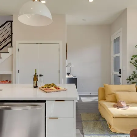 Holiday home Minutes To Broadway Chic Newly Built 4bdr W Balcony 98 Degrees By Avantstay Nashville