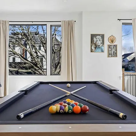 Hot Tub Poker Pool Table & Rooftop Mls View Holiday home *
