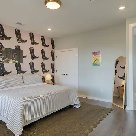 Holiday home Minutes To Broadway Chic Newly Built 4bdr W Balcony 98 Degrees By Avantstay *