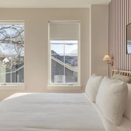 Minutes To Broadway Chic Newly Built 4bdr W Balcony 98 Degrees By Avantstay