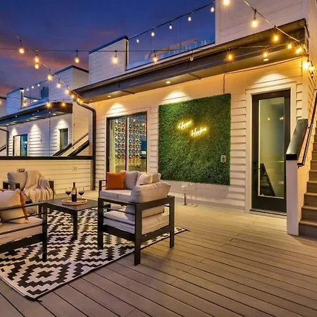 Double Rooftop Decks Hot Tub Karaoke Holiday home *