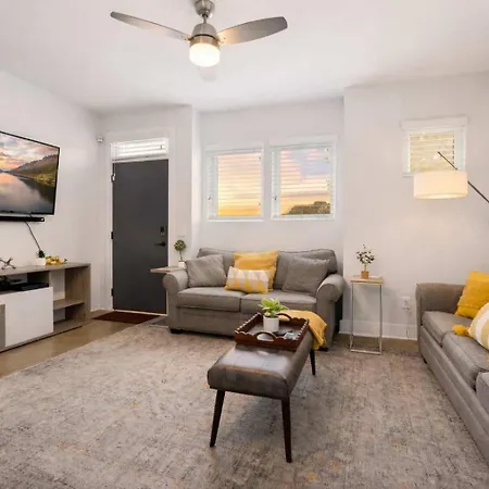 Holiday home Modern 3-story Townhome W Rooftop & Views *
