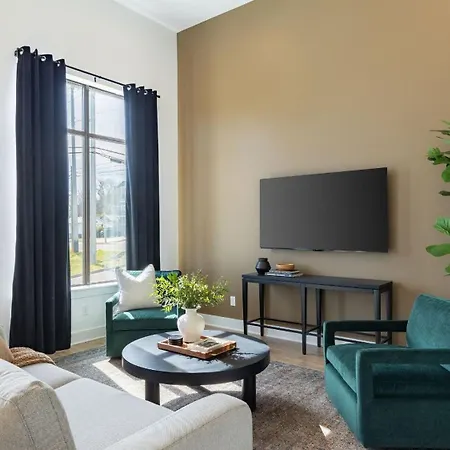 Holiday home New Build Sleeps 12 2 Modern Design Near Downtown