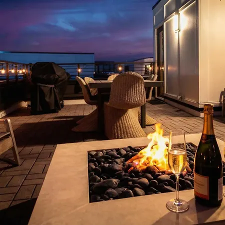 Luxe 4br Retreat With Rooftop Fire Pit & Garage Holiday home *
