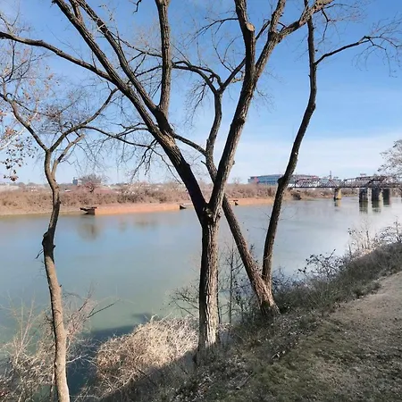 Riverfront Charm - A Scenic Downtown For 6 Holiday home *