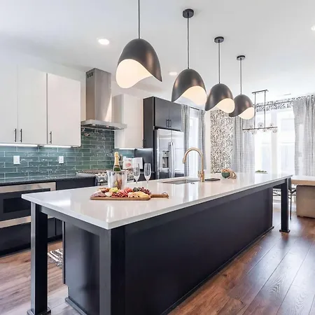 Holiday home Luxe 4br Retreat With Rooftop Fire Pit & Garage *