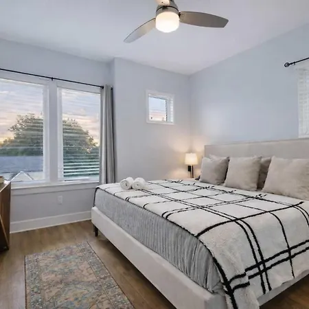 Modern 3-story Townhome W Rooftop & Views Nashville