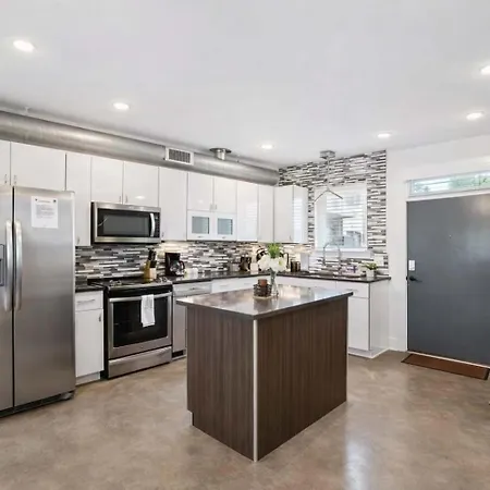 Modern 3-story Townhome W Rooftop & Views Holiday home