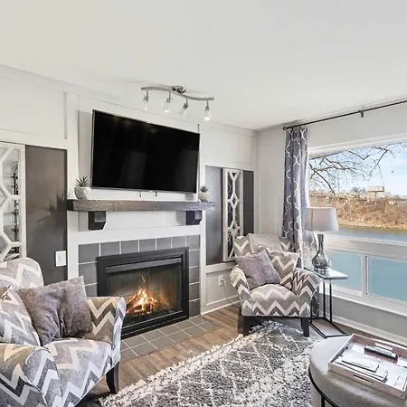 Riverfront Charm - A Scenic Downtown For 6 *