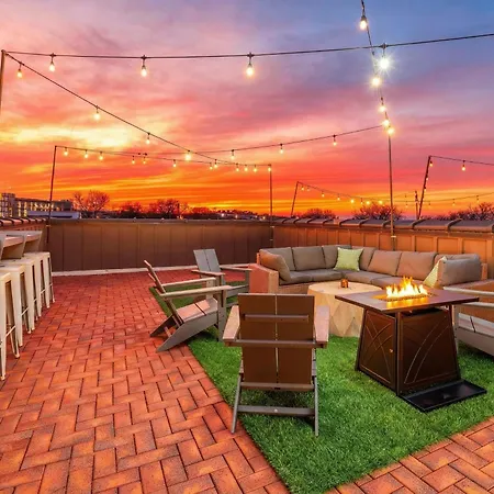 Skyline Views With Double Rooftop Deck & Game Holiday home Nashville