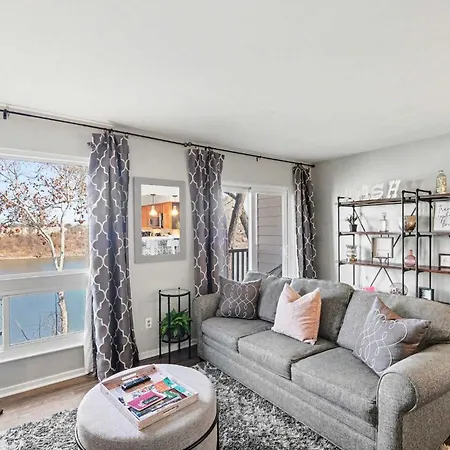 Riverfront Charm - A Scenic Downtown For 6 Nashville