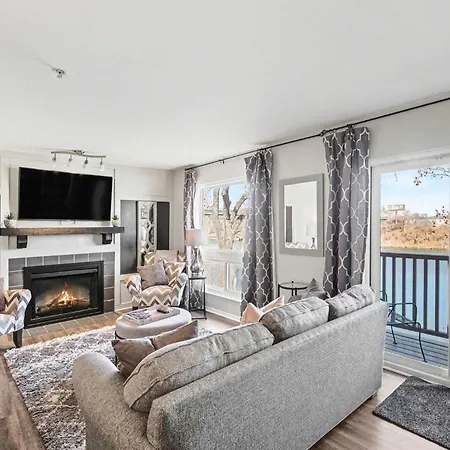 Riverfront Charm - A Scenic Downtown For 6 Holiday home Nashville
