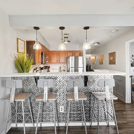 Riverfront Charm - A Scenic Downtown For 6 Nashville