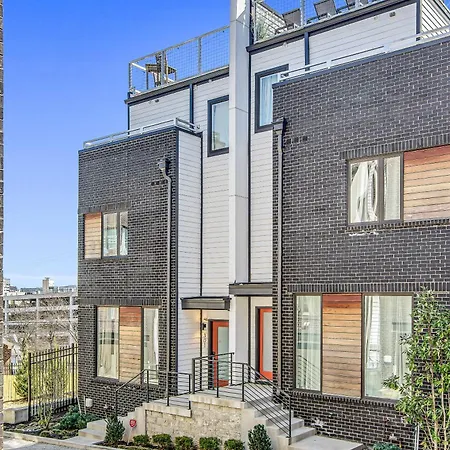 Spectacular Double Rooftop 7 Mins To Broadway Holiday home *