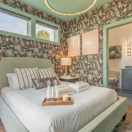Luxe 4br Retreat With Rooftop Fire Pit & Garage Holiday home *