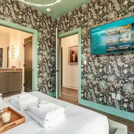 Holiday home Luxe 4br Retreat With Rooftop Fire Pit & Garage *