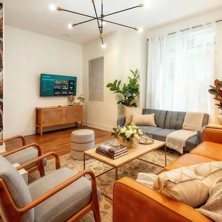 Holiday home Skyline Views With Double Rooftop Deck & Game