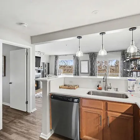 Riverfront Charm - A Scenic Downtown For 6 Holiday home *
