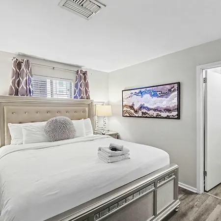 Riverfront Charm - A Scenic Downtown For 6 Holiday home *