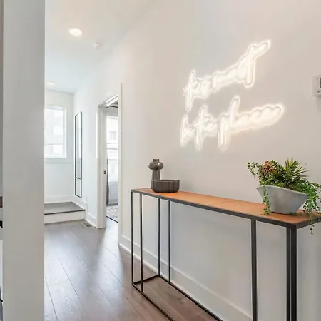 Luxe 4br Retreat With Rooftop Fire Pit & Garage