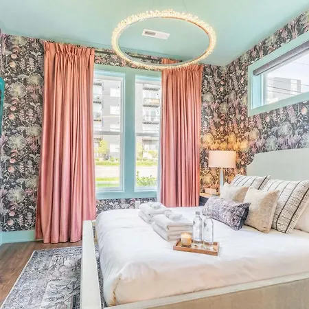 Holiday home Luxe 4br Retreat With Rooftop Fire Pit & Garage