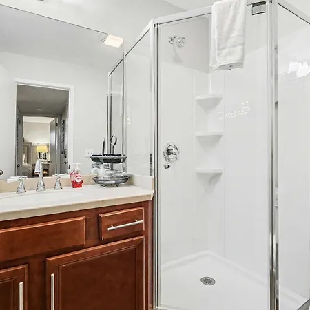 Holiday home Riverfront Charm - A Scenic Downtown For 6