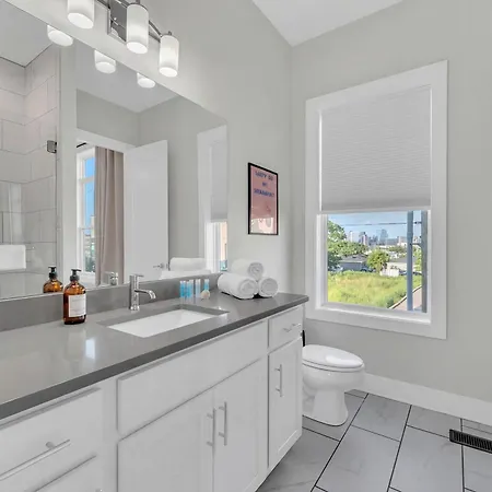 Brand New Views Karaoke Near Downtown Holiday home *