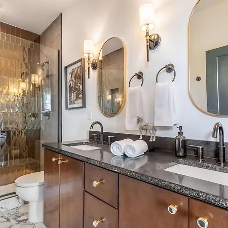 Luxe 4br Retreat With Rooftop Fire Pit & Garage Nashville