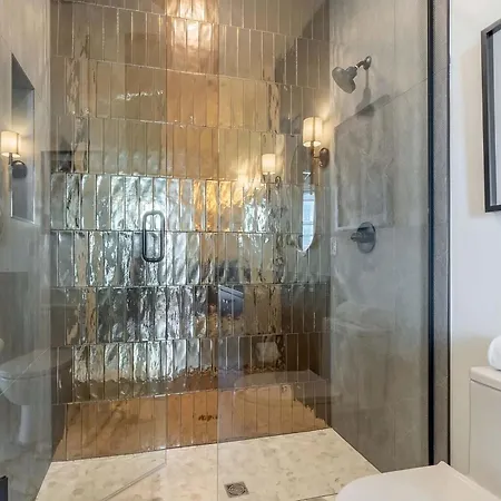 Luxe 4br Retreat With Rooftop Fire Pit & Garage *