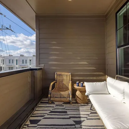 Holiday home Minutes To Broadway Chic Newly Built 4bdr W Balcony 98 Degrees By Avantstay *